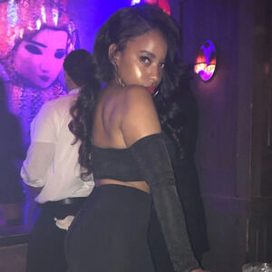 Cold shoulder longe sleeve crop top black